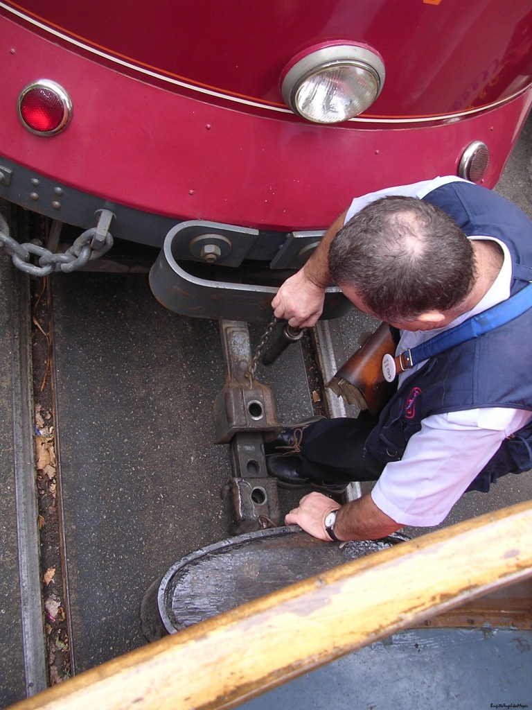 Auf Mallorca am Tramdepot in Sóller. Mallorquinische Bahnmitarbeiter der dortigen Straßenbahn bei der Arbeit am 29.10.2004