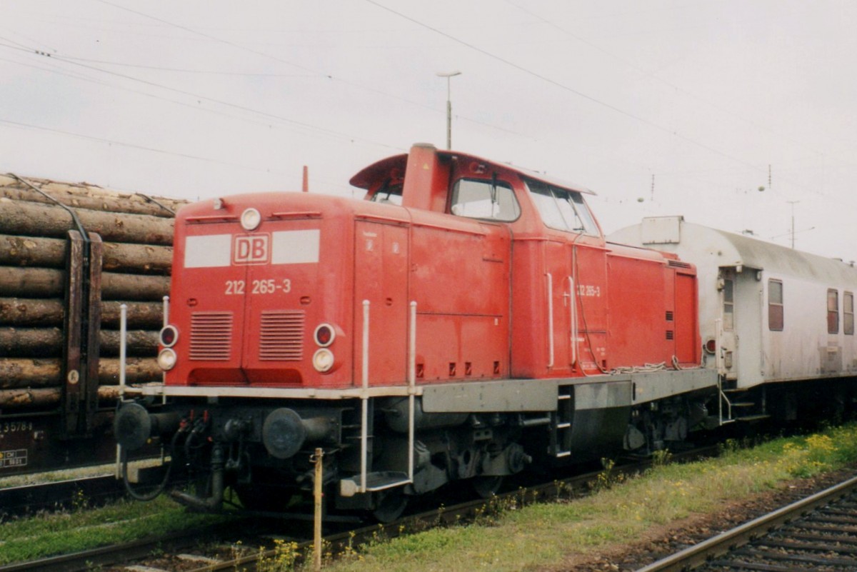 Auf dieser Scanbild war die Welt noch in Ordnung: am 28 Dezember 2003 stand 212 265 mit Werkzug ins Bayerischen Plattling. Ein Tag sp�ter kam ich zuhause und m�sste constatieren, dass mein Fahrrat geklaut war. Den habe ich nie zur�ck bekommen; die 212 265 ist im Bild noch immer bei mir... 