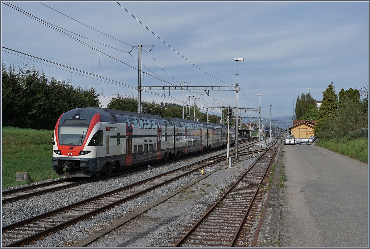 Auf der Strecke Biel/Bienne - Bern bieten die SBB und BLS im Halb-Stundentakt eine RE und eine S-Bahn an und dies mit praktisch gleichen Fahrzeugen: Während die SBB ihre RABe 511 im RE verkehr einsetzt, gönnt die BLS ihren S-Bahn Kunden die RABe 515. 
Die Bilder entstanden in Schüpfen, einen noch einen Hach einer Landstation ausstrahlt. 

24. April 2019