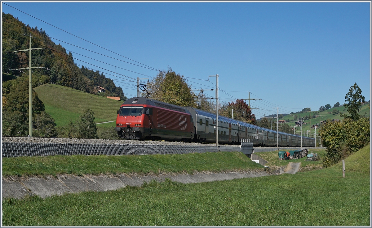 Auf der Strecke Spiez - Lötschberg Basistunnel - Visp verkehren die Re 460 im Gegensatz zur üblichen Regelung mit dem angelegten vorderen Stromabnehmer, so wie dies Bild eines bei Mülenen Richtung Visp fahrenden IC zeigt.
10. Okt. 2018