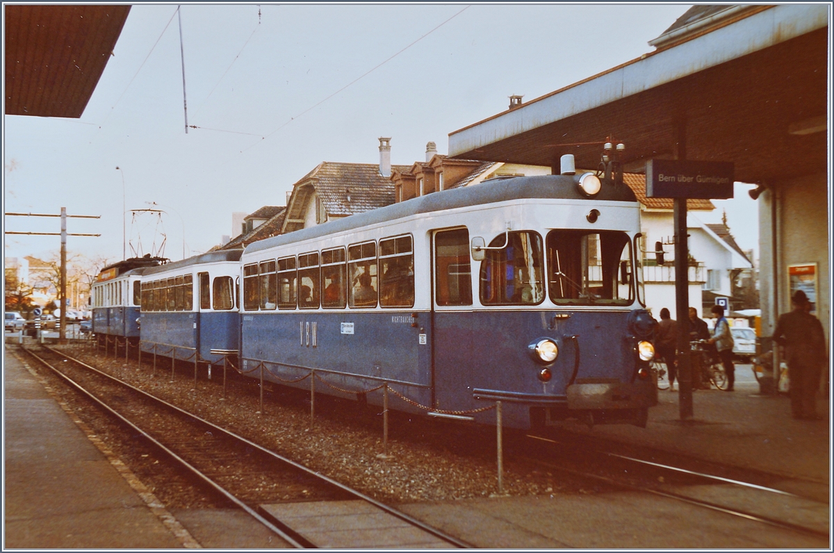 Auf der Suche nach einem  Mandarinli  bin ich - bildlich gesprochen - über dieses  blaue Bähnli  gestolpert: In Worb Dorf wartet der VBW BDe 4/4 N° 35, mit einen Zwischen- und Steuerwagen auf die Abfahrt nach Bern Kirchenfeld. Interessanterweise ist das so typisch urige  Blaue Bähnli  in diesem Fall gar nicht so sehr schweizerisch, stammen doch Zwischen- und Steuerwagen aus Rastatt, bzw. waren vor der Übernahme an die VBW in Pforzheim im Einsatz. Der ex Zwischenwagen 338 erhielt vom VBW BDt3 241 die Führerstands Einrichtung und ist nun als Steuerwagen 233 unterwegs.

Analogbild vom 29. Nov. 1984