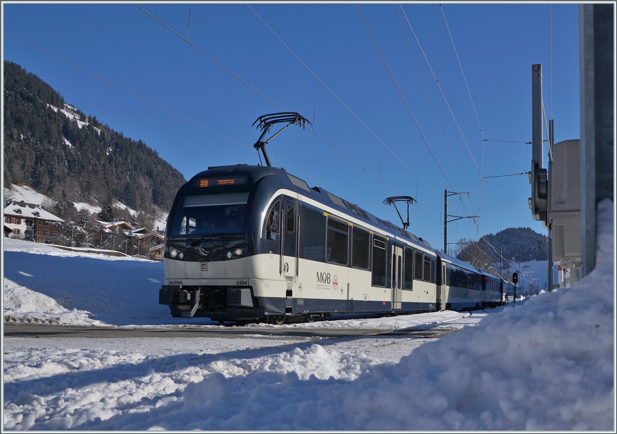 Auf der Suche nach Schatten für dieses Gegelichtbild fand ich den rechts im Bild noch etwas sichtbaren Fahrleitungsmast. Das Bild selbst zeigt den in Rougemont einfahrenden MOB Alpina ABe 4/4 9304 mit dem GoldenPass Panoramic PE 2215. 

11. Januar 2021