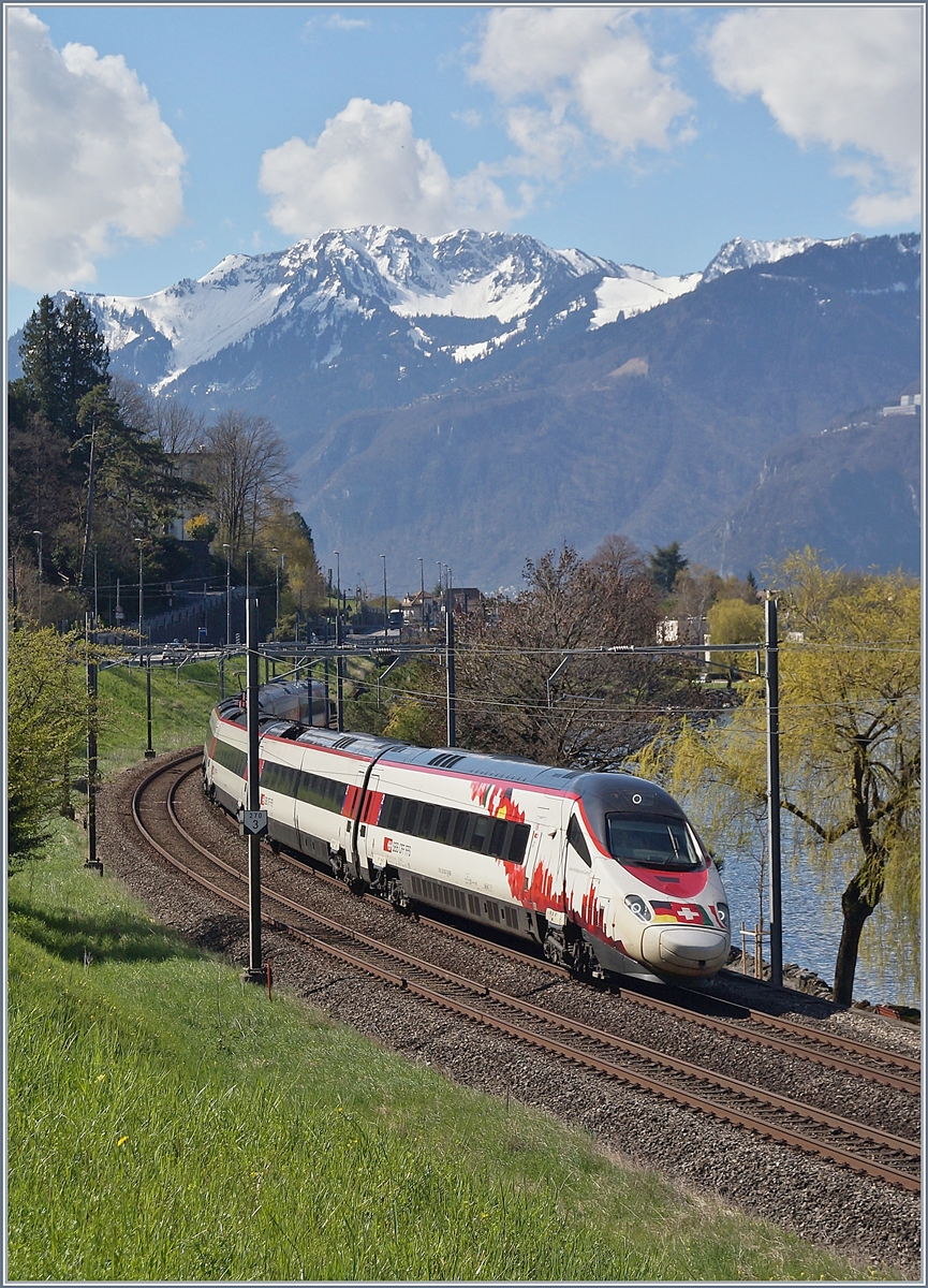 Auf den  Wolfgang Johann Goethe  musste ich einige Monate warten, dafür kam dann der SBB RABe 503 022-7 dann bei bestem Wetter...
Der EC 32 kurz nach Villeneuve
13. April 2018