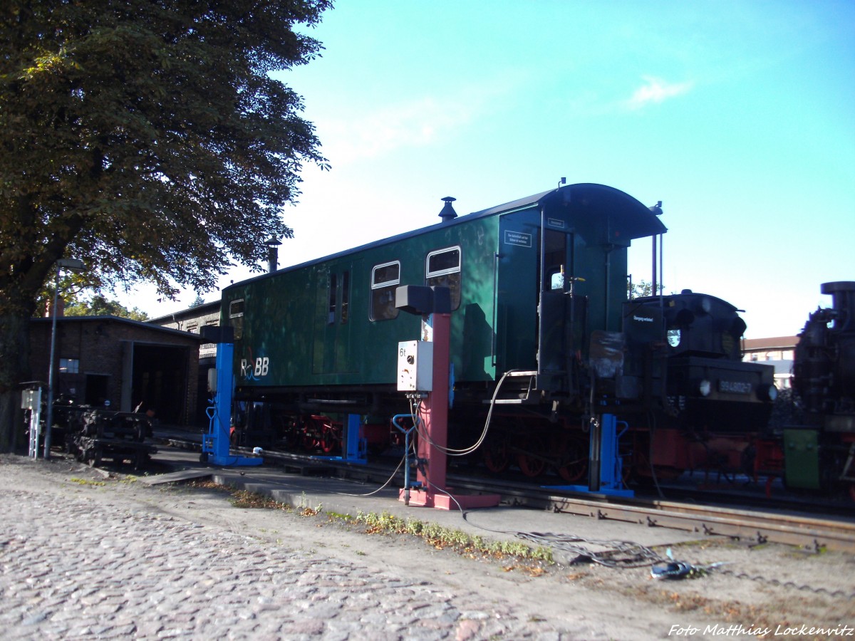 Aufgebockt sieht man R�BB 974 471 im Kleinbahn BW Putbus am 17.9.13
