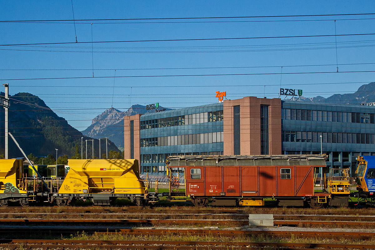 Aufgenommen aus dem Zug heraus, abgestellt am 05.09.2021 in Sargans, von links nach rechts:

Der Neuschotterwagen der Gattung Fccnpps (Xns 21 85 6439 002-7 CH-SBBI der SBB Infrastruktur.

Technische Daten:
Spurweite: 1.435 mm
Anzahl der Achsen: 2
Länge über Puffer: 10.000 mm
Achsabstand: 6.700 mm
Eigengewicht: 13.100 kg
Max. Ladegewicht: 31,9 t (ab Streckenklasse D)
Ladevolumen: 22,0 m³
Höchstgeschwindigkeit: 100 km/h beladen (120 km/h leer)
Bremse: DK-GP-A
Bremssohle: Jurid 810
Kleister bef. Gleisbogen: R 75 m
Intern. Verwendungsfähigkeit: TEN-GE

Der Montagewagen für Oberleitung Xs 40 85 95 48 453-1 CH-SBBI, der SBB Infrastruktur.

TECHNISCHE DATEN:
Spurweite: 1.435 mm
Anzahl der Achsen: 2
Länge über Puffer: 15.020 mm
Achsabstand: 9.000 mm
Eigengewicht: 23.100 kg
Max. Zuladung: 2 t
Höchstgeschwindigkeit: 100 km/h (geschleppt)
Bremse: O-GP