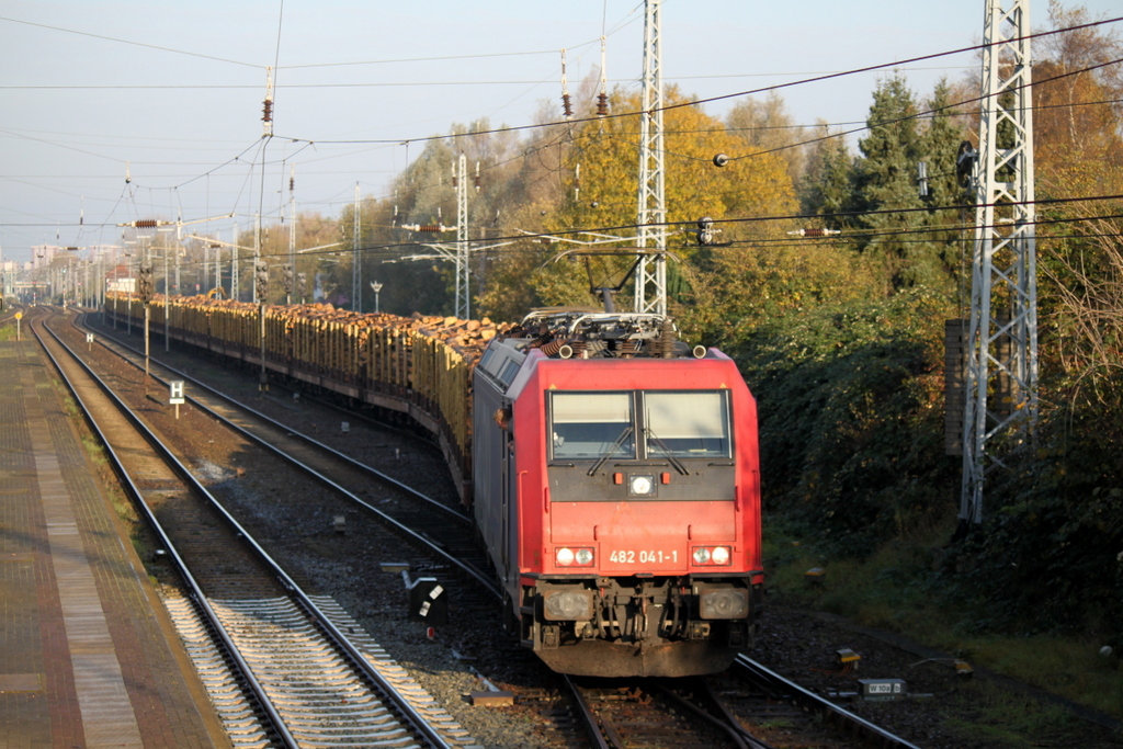 Aufgrund der Streckensperrung sdlich von Bad Kleinen ging es fr 482 041-1 mit ihrem Holzzug(Rostock-Stendal)via Waren,Berlin und Rathenow.02.11.2014