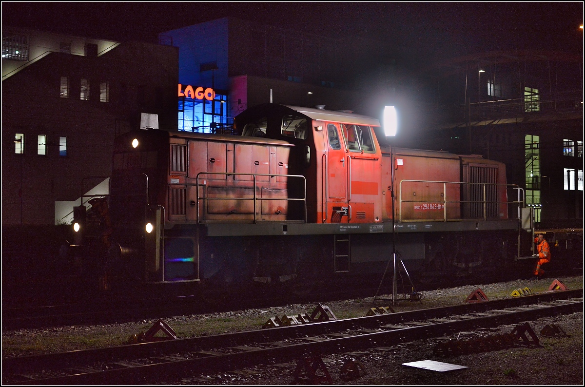 Aufladen des Zirkus Knie in Konstanz. 294 842-0 hat sich auch eingefunden, um die Verladearbeiten zu managen. April 2016.