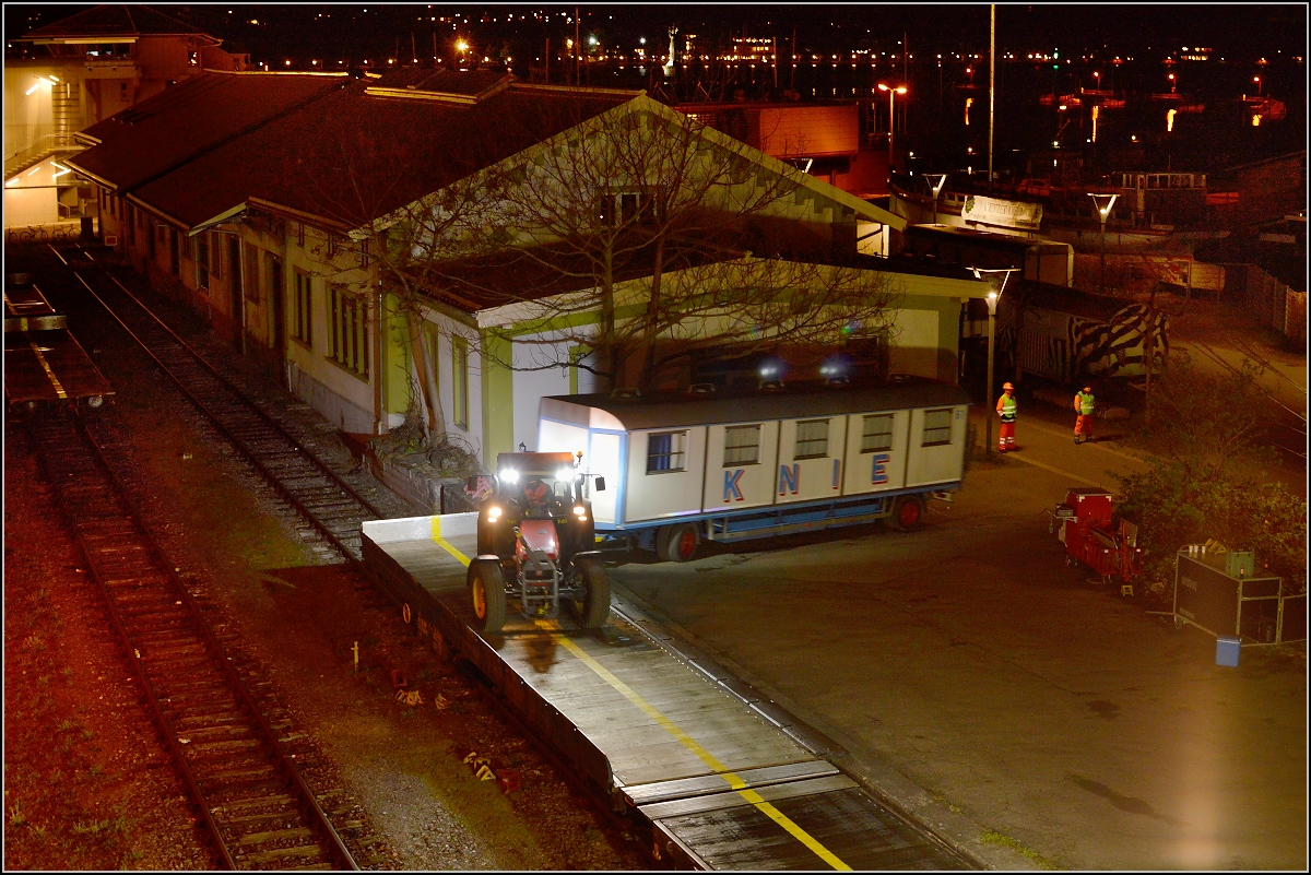 Aufladen des Zirkus Knie in Konstanz. Vor dem See kann es losgehen. April 2016.