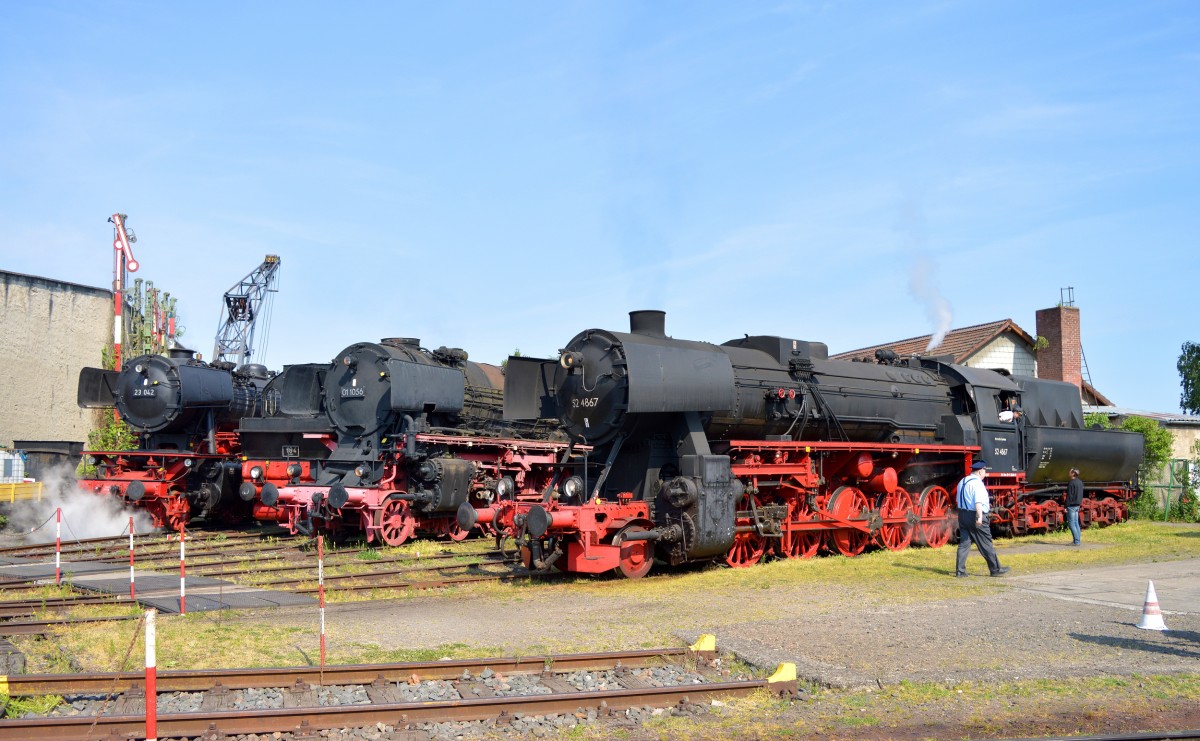 Aufstellung Bitte.23 042, ELNA 184 DME, 01 1056 und 52 4867(HEF) am morgen des 14.05.2015 im Eisenbahnmuseum Darmstadt-Kranichstein.

