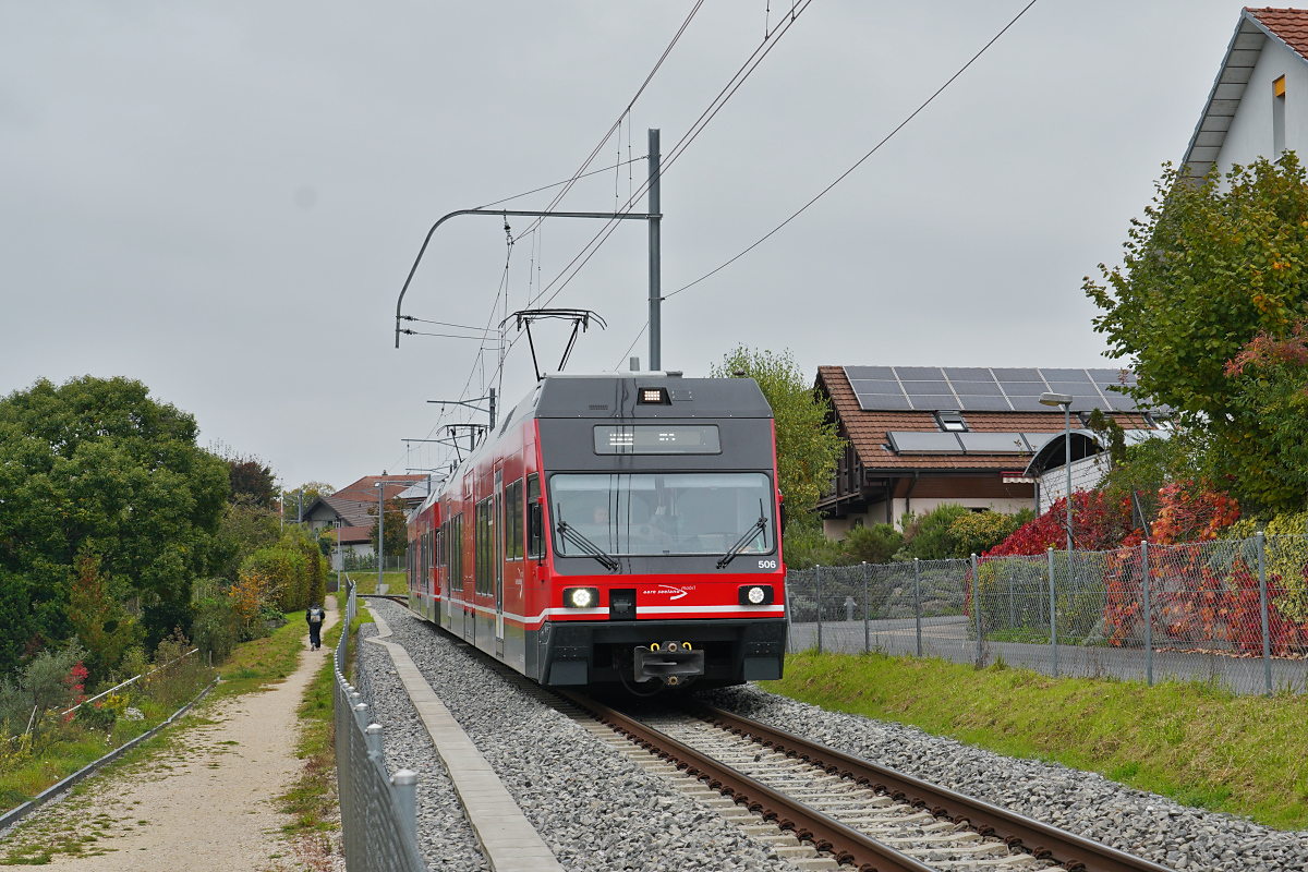 Aus Ins Dorf kommend fahren die Be 2/6 506 und 504 am 11.10.2025 hinunter zur Endstation am Bahnhof Ins. Ein freundlicher älterer Anwohner, der bemerkte, dass ich dort Aufnahmen machte, erzählte mir, dass es sich bei diesen Triebwagen um die ersten für eine Schmalspurbahn gebauten GTW 2/6 handelt.