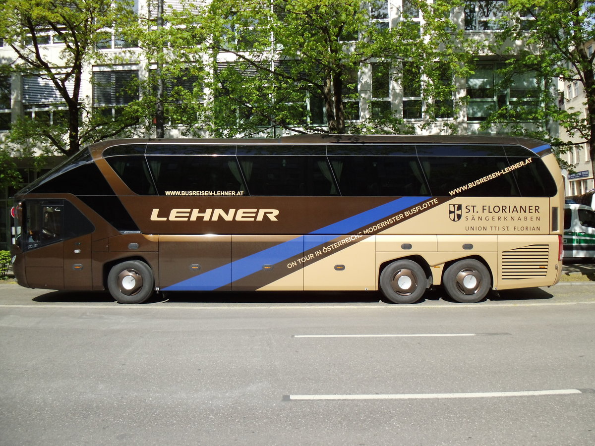 Aus Oesterreich: Lehner, Niederwaldkirchen - Neoplan Starliner am 9. April 2014 in M�nchen (Aufnahme: Martin Beyer)
