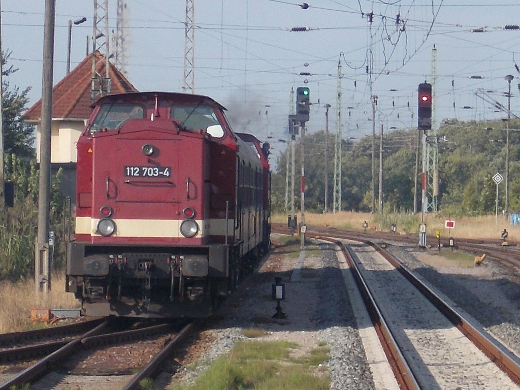 Ausfahrende 112 703-4,als Schlußlok,am 23.August 2015,aus Bergen/Rügen.