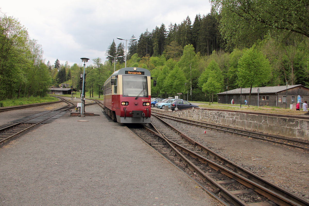 Ausfahrt 187 017-9 als HSB 8973 aus den an diesem Tag sehr belebten Bahnhof Straßberg am 20. Mai 2017 nach Hasselfelde.