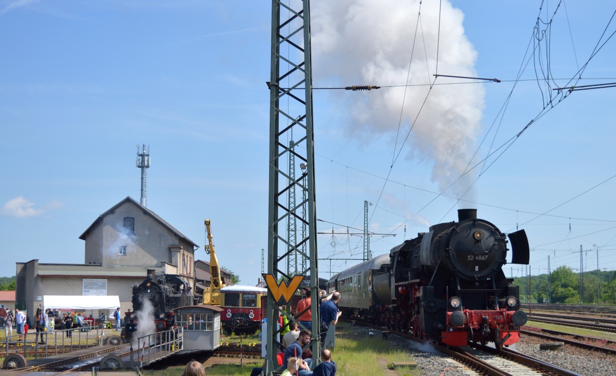 Ausfahrt (2).Mit Volldampf verlässt 52 4867 (HEF) den Bahnhof Darmstadt Kranichstein am 14.05.2015