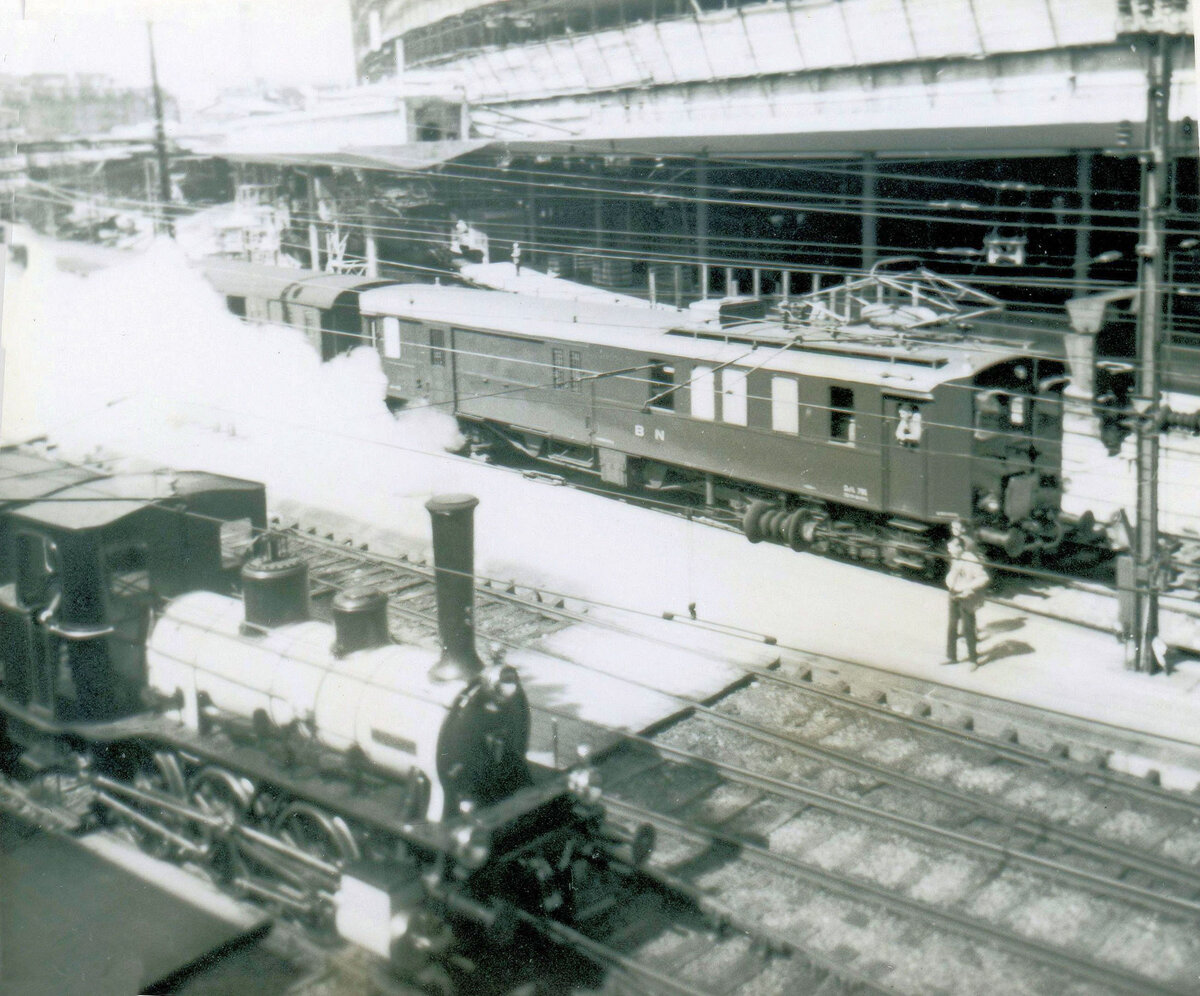 Ausfahrt aus dem alten Bahnhof Bern. Lok  Langnau  der Emmentalbahn. Im Hintergrund De4/5 795 der BLS (damals BN). 6.Juli 1963 