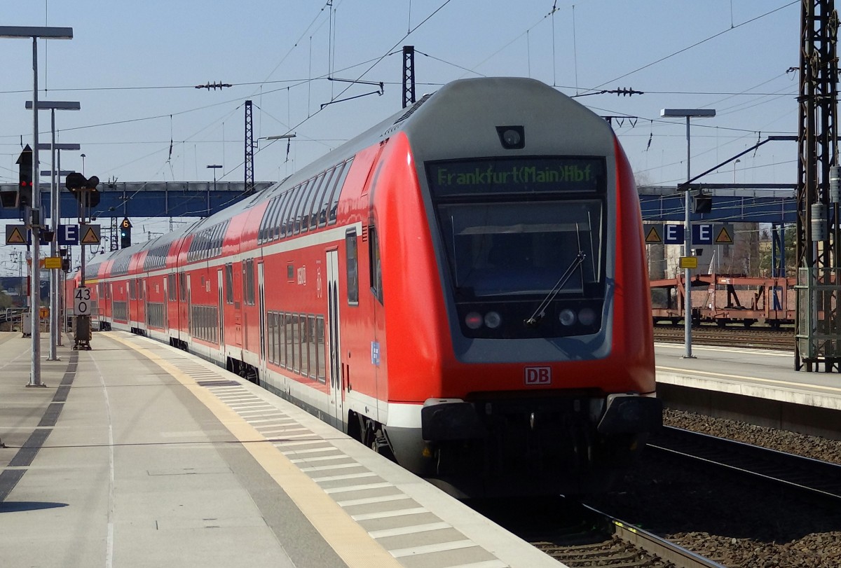 Ausfahrt des RE nach Frankfurt(Main) Hbf aus dem Hauptbahnhof von Aschaffenburg.
Aufgenommen im März 2014.