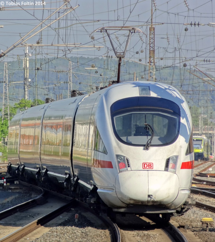 Ausfahrt eines ICEs der Baureihe 411 aus dem Bahnhof Bamberg.