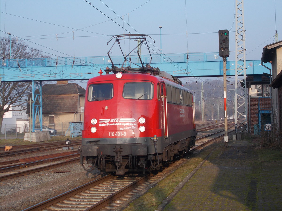Ausfahrt nach Mukran fr die BTE 110 491,am 01.Februar 2017,in Bergen/Rgen.Fast 24h spter kam die 110 mit Autotransportwagen von Mukran zurck.