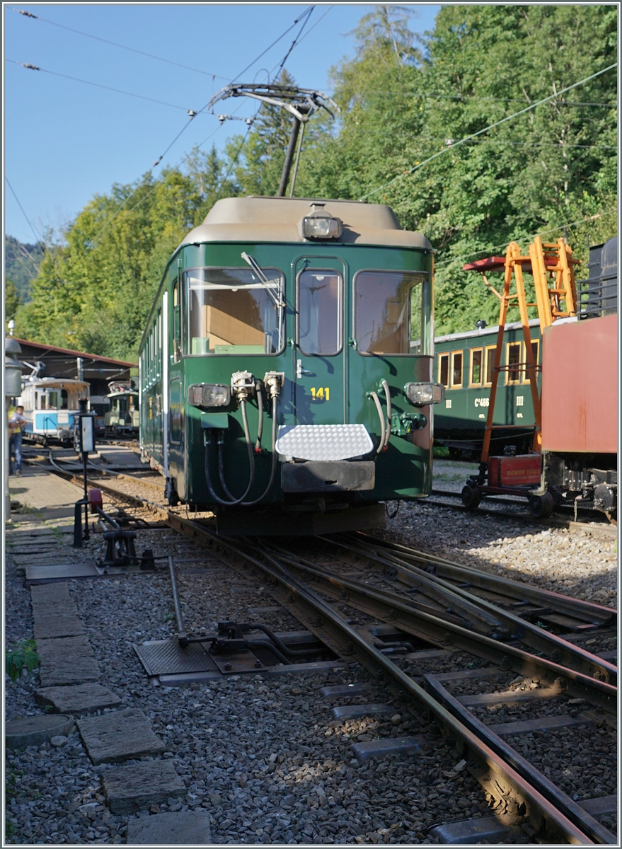 Autour de la voie ferrée / Rund um die eiserne Bahn (Herbstevent 2024) - Dieses Jahr zu Gast bei der Blonay-Chamby Bahn: der wunderschön hergerichtet GFM (Historique) BDe 4/4 141 in  Tannengrün ; der Triebwagen wurde 1972 gebaut und zeigt sich hier in Chaulin beim Rangieren.

7. Sept. 2024  