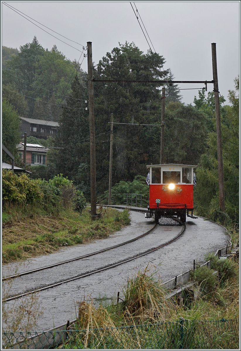 Autour de la voie ferrée / Rund um die eiserne Bahn (Herbstevent 2024) Die kleine Dm 2/2 N° 3 des Réseau Breton erreicht in Kürze in Blonay. Der kleine Le Biniou brachte viel Ambiente in dieses gelungenen Wochenende. Und obwohl die Fahrten Blonay-Chantemerle und zurück mit dem Hinweis  sehr geringe Platzanzahl  versehen waren, fanden immer alle einen Platz. Übrigens LE BINIOU bedeutet/bzw. ist der Name einer bretonischen Sackpfeife, besser bekannt als  Dudelsack . 

7. Sept. 2024 