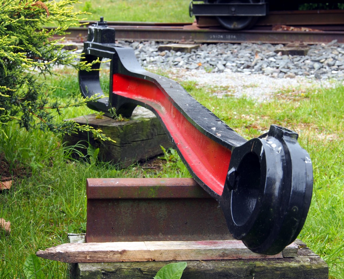 Autsch! Welche Kräfte haben wohl an der Verformung der Kuppelstange von einer BR 99 gewirkt. Die Kuppelstange ist ausgestellt beim Bahnhof Hasselfelde/Harz am 20.06.2014. 