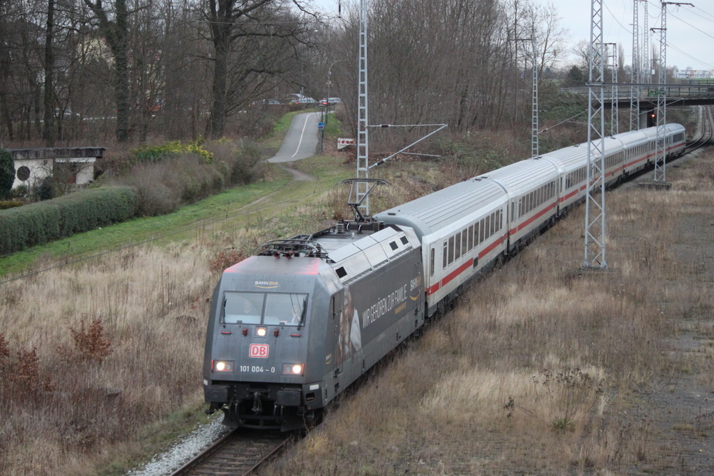 Bahn-BKK 101 004-0 mit IC 2373 von Stralsund Hbf nach Karlsruhe Hbf bei der Durchfahrt in Rostock-Kassebohm.29.12.2017