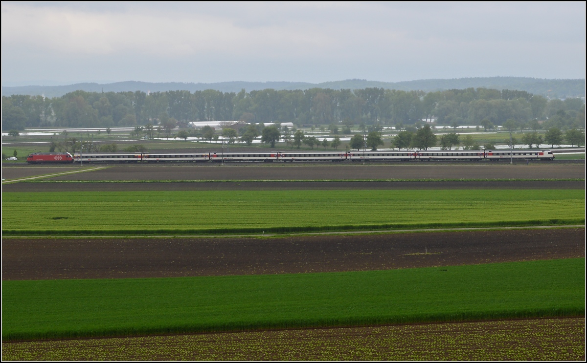 Bahn im Tägermoos - bei Sauwetter. 

IR Biel-Konstanz bei Regenwetter. Mai 2014.