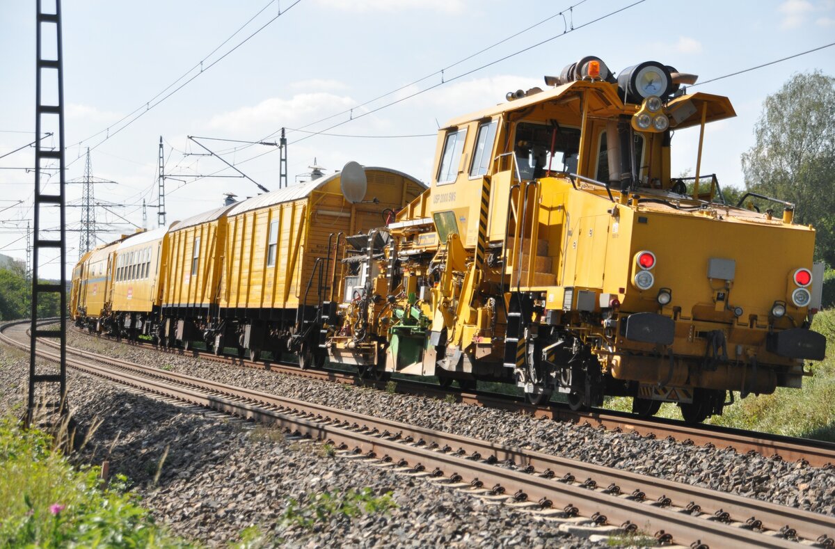 Bahnbauzug bestehend aus USM 362 Bahnbau und USP 2000 SWS von Plasser & Theurer und weitere Wagen in Neu-Ulm Pfuhl am 15.09.2011.