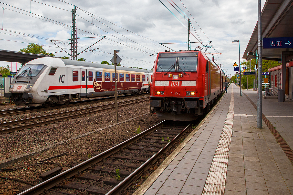 Bahnhof Büchen (Schleswig-Holstein) am 14.05.2022:
Während recht die DB 146 275 mit dem RE 1  Hanse-Express  nach Hamburg (Rostock - Schwerin - Hamburg) steht, rauscht Steuerwagen voraus der IC 2213 (Ostseebad Binz - Hamburg – Stuttgart) in Richtung Hamburg durch den Bahnhof. Der IC mit Werbung „50 Jahre Intercity“, Schublok war die 101 110-5 und hier vorne der modernisierte klimatisierte 2. Klasse InterCity-Steuerwagen D-DB 61 80 80-91 101-8 der Bauart Bpmmbdzf 286.1 (ex Bpmbdzf 296.1).