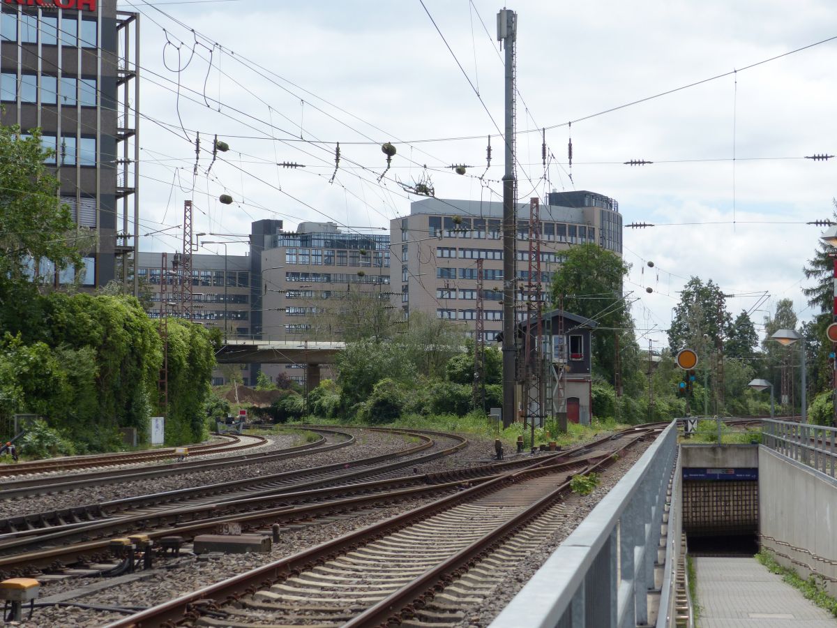 Bahnhof Dsseldorf-Rath 09-07-2020.




Foto vanaf het eilandperron spoor 1 en 2 station Dsseldorf-Rath 09-07-2020.