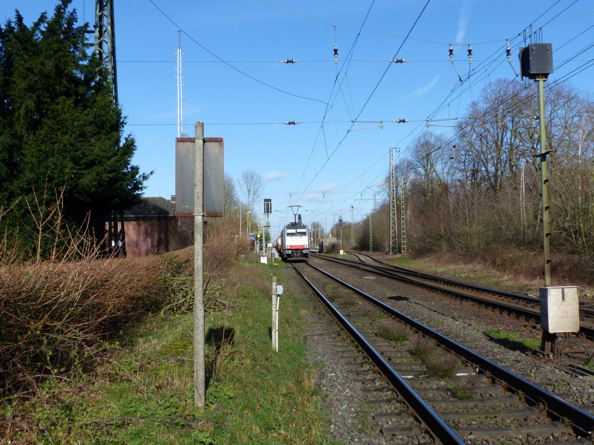 Bahnhof Empel-Rees mit Railpool Lokomotive 186 110-3, Rees 12-03-2020.

Station Empel-Rees met Railpool locomotief 186 110-3, Rees 12-03-2020.