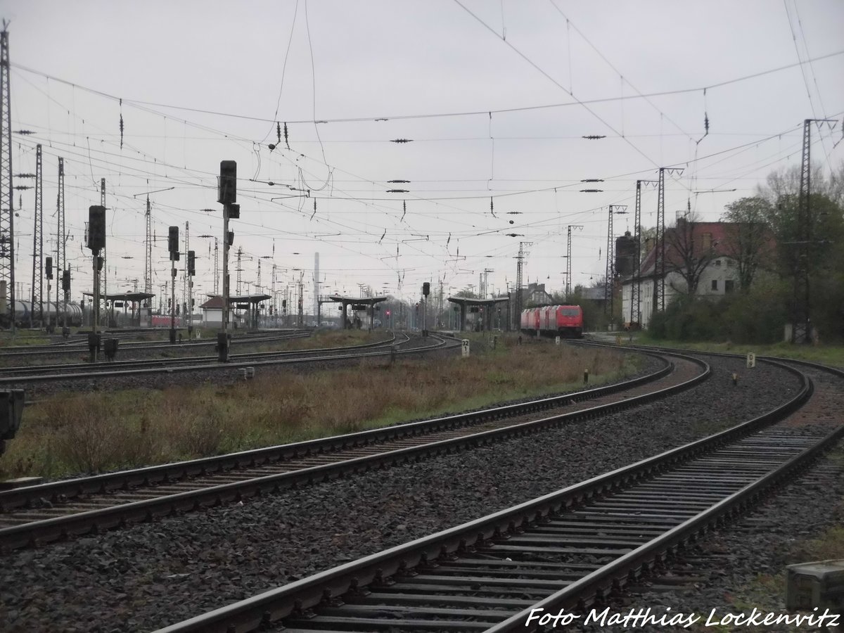 Bahnhof Gro�korbetha mit den abgestellten E-Loks 185 603 und 185 631 der HGK und 152er von DB am 17.4.16