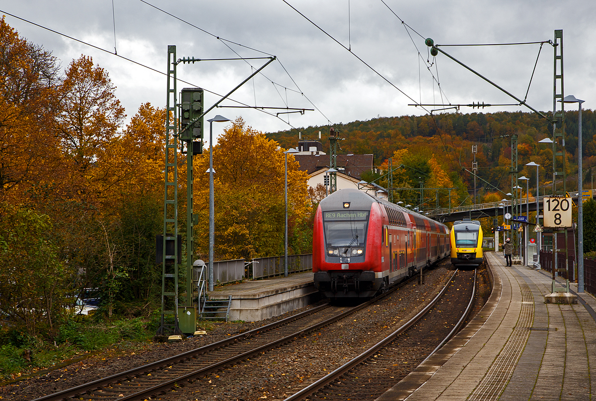 Bahnhof Kirchen an der Sieg am 22.10.2021:
Links hält der RE 9 rsx - Rhein-Sieg-Express (Siegen– Köln - Aachen) geschoben von der 146 003-9, während recht ein LINT 27 der HLB als RB 90  Westerwald-Sieg-Bahn  nach Siegen hält.
