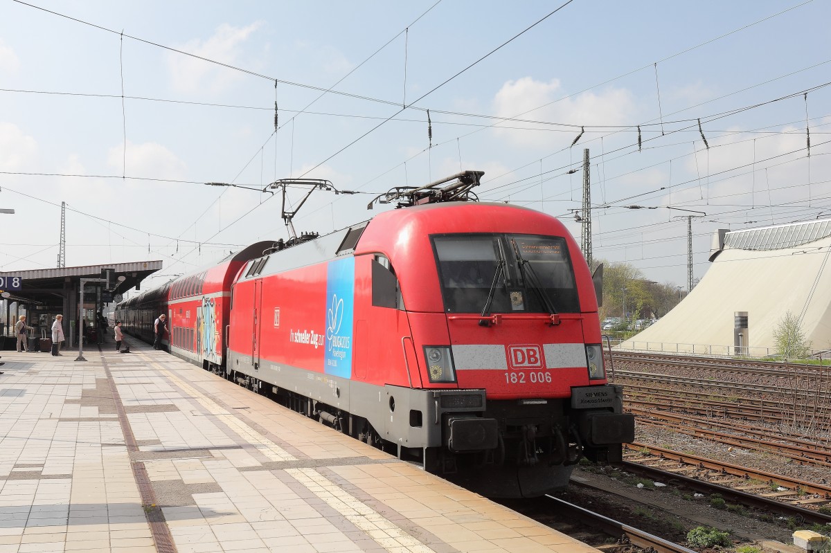 Bahnhof Magdeburg am 23. April 2015, der hier eingefahrene RE 1 aus Eisenhüttenstadt steht nun zur Rückfahrt nach Eisenhüttenstadt bereit 