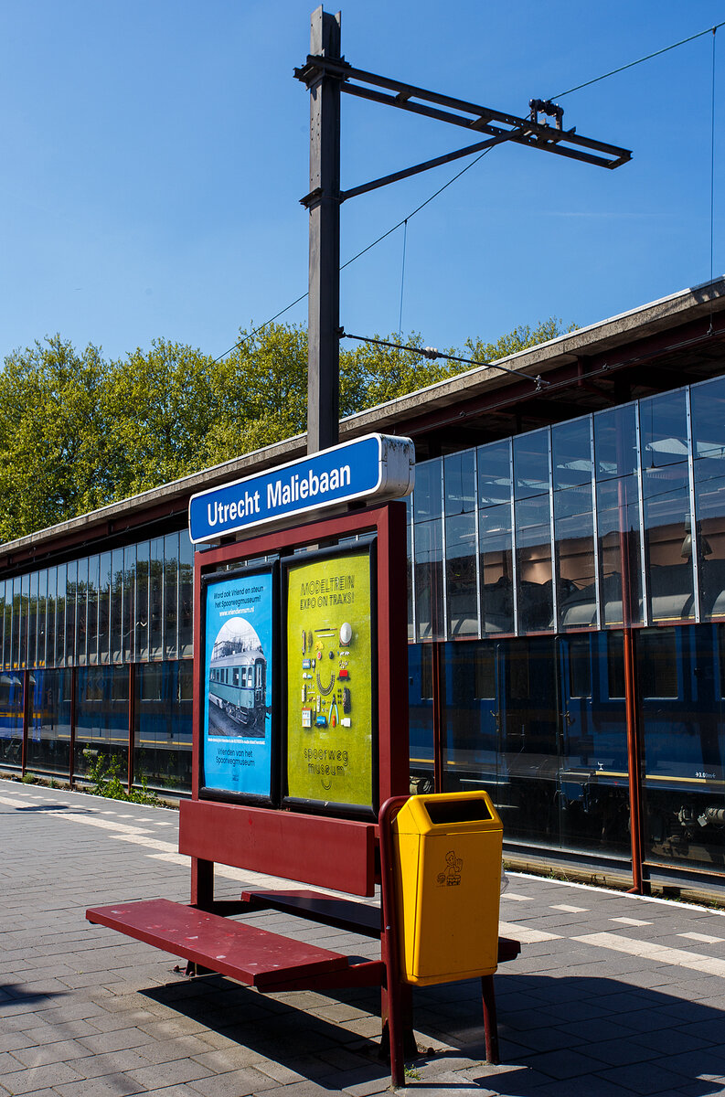 Bahnhof Utrecht-Maliebaan, wo sich seit 1954 das Het Spoorwegmuseum (bis 2005 NSM - Nederlands Spoorwegmuseum / Niederländischen Eisenbahnmuseum) befindet, hier am 29 April 2025. Hinten das noch aktive Stumpf- bzw. Kopfgleis, zwischen hier und Utrecht Centraal, via Blauwkapel, fahren heute noch die Pendelzüge als Sprinter RE 28300. Der Bahnhof wird aber auch noch gelegentlich noch für Züge nach Amersfoort Centraal und weiter entfernt genutzt, wenn zwischen Utrecht Centraal und Blauwkapel Bauarbeiten stattfinden