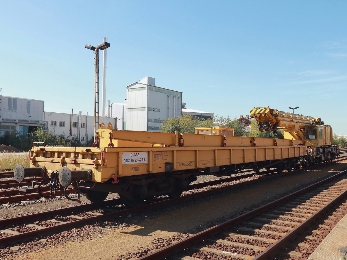 Bahnhof Weiwasser am 02. Oktober 2015, auf einem der Durchfahrgleise steht ein Kran-Schutzwagen D-GBS 6080 0923 625-8 fr den  Gleisbauschienenkran GS 100.06 der Firma Gottwald (97 82 43 501 19-1). 