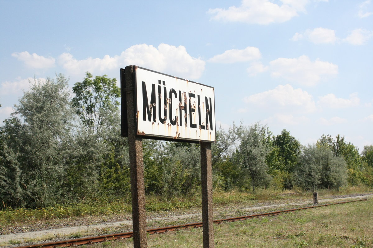 Bahnhofsschild M�cheln (Geiseltal) am 8.8.20