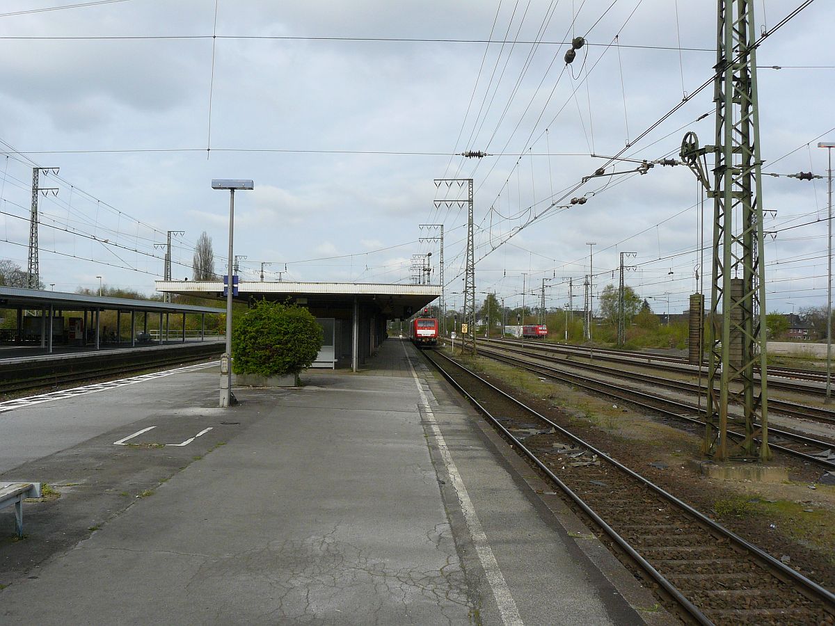 Bahnsteig Gleis 3 und 4 station Emmerich am Rhein 18-04-2015.

Perron spoor 3 en 4 station Emmerich, Duitsland 18-04-2015.