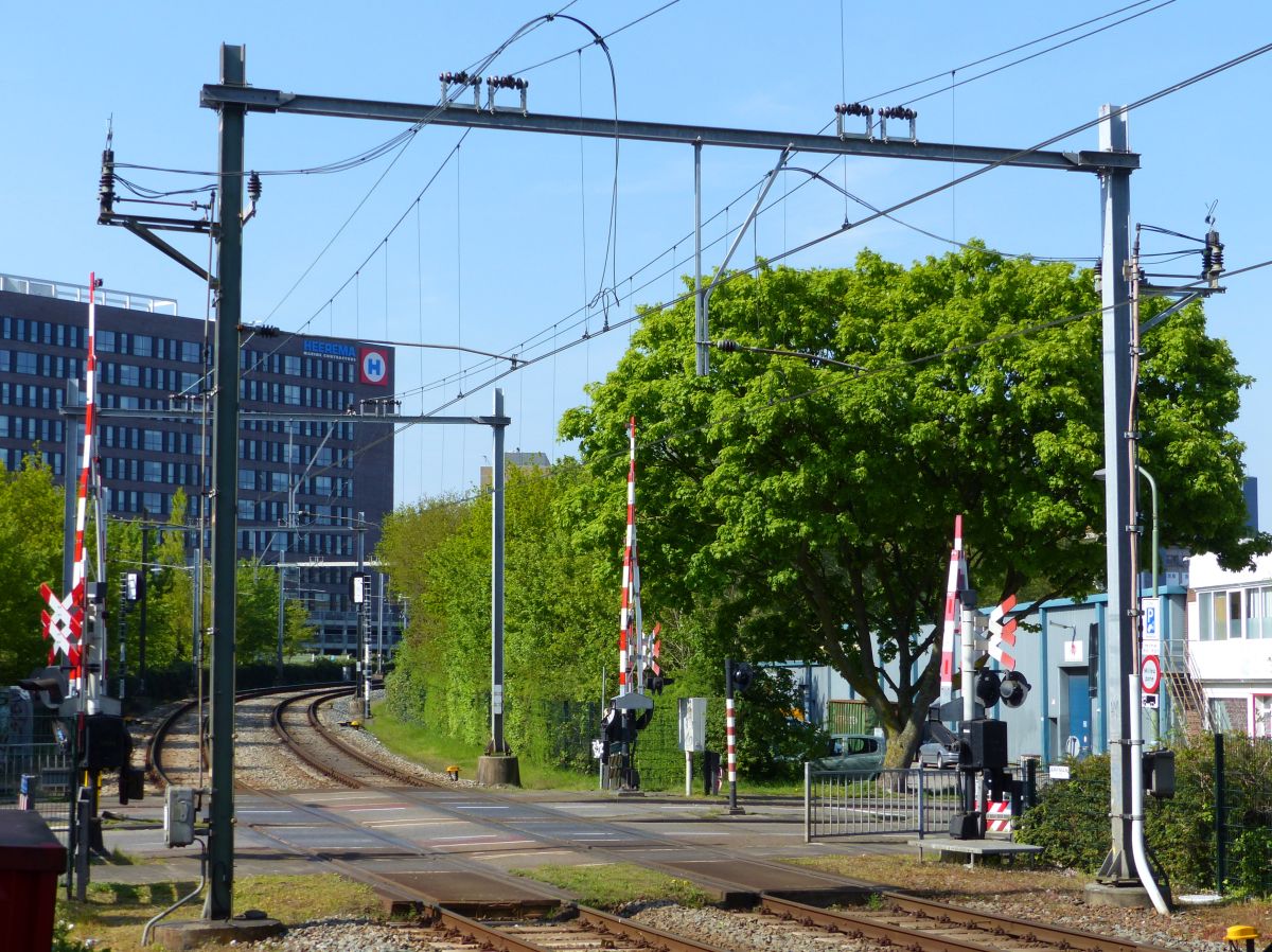 Bahnbergang Morsweg, Leiden 06-05-2016.

Overweg Morsweg, Leiden 06-05-2016.