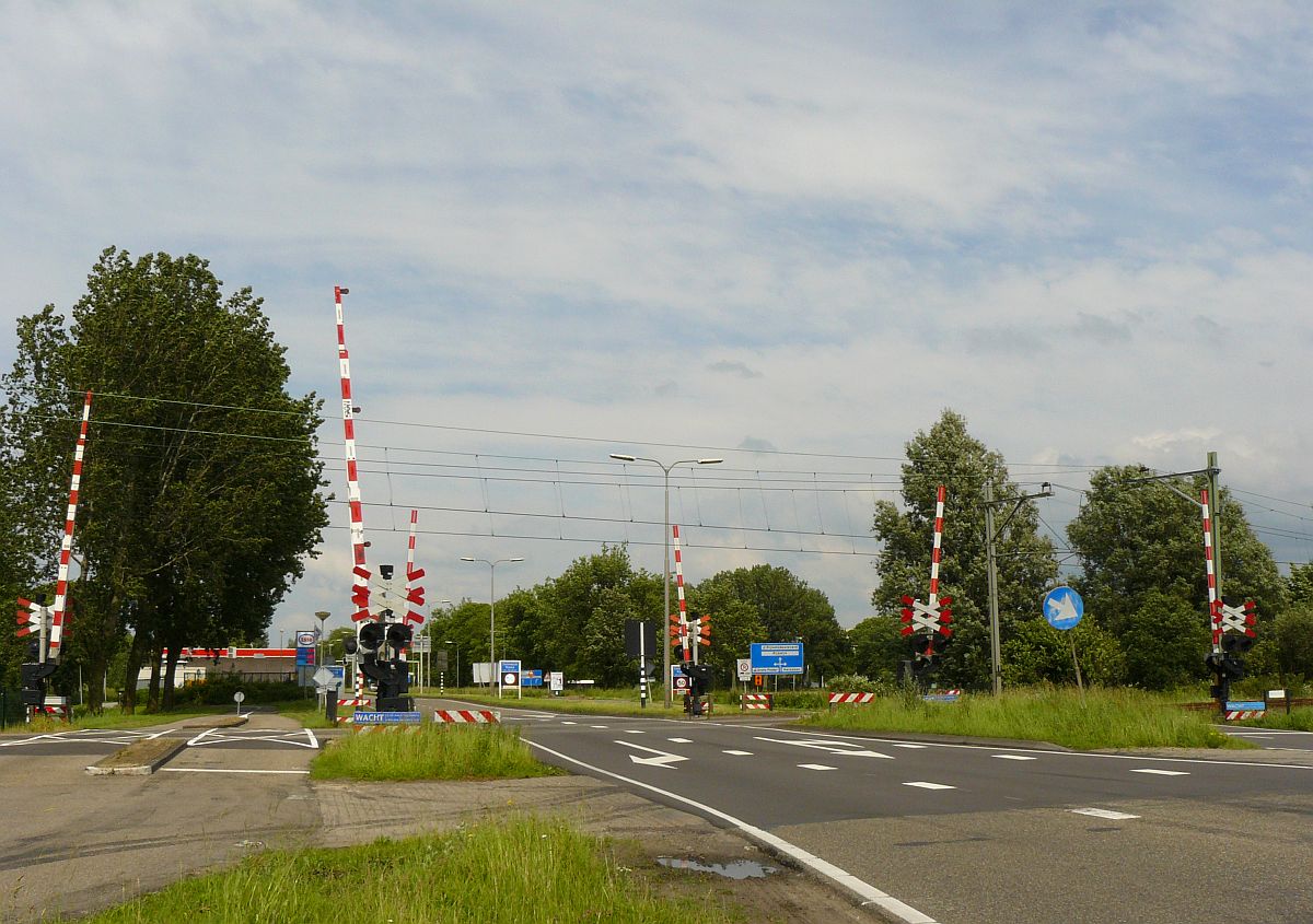 Bahnbergang Ommedijkseweg, Zoeterwoude 16-06-2012.

Overweg Ommedijkseweg Zoeterwoude 16-06-2012.