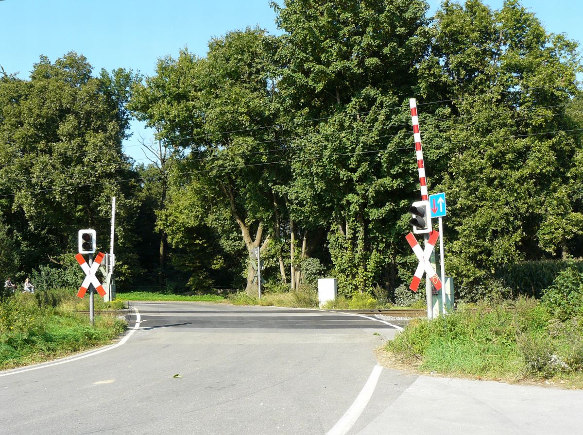 Bahnbergang Waldweg Bahnlinie Emmerich Wesel. Rees, Deutschland 12-09-2018.

Overweg Waldweg spoorlijn Emmerich Wesel. Rees, Duitsland 12-09-2018.