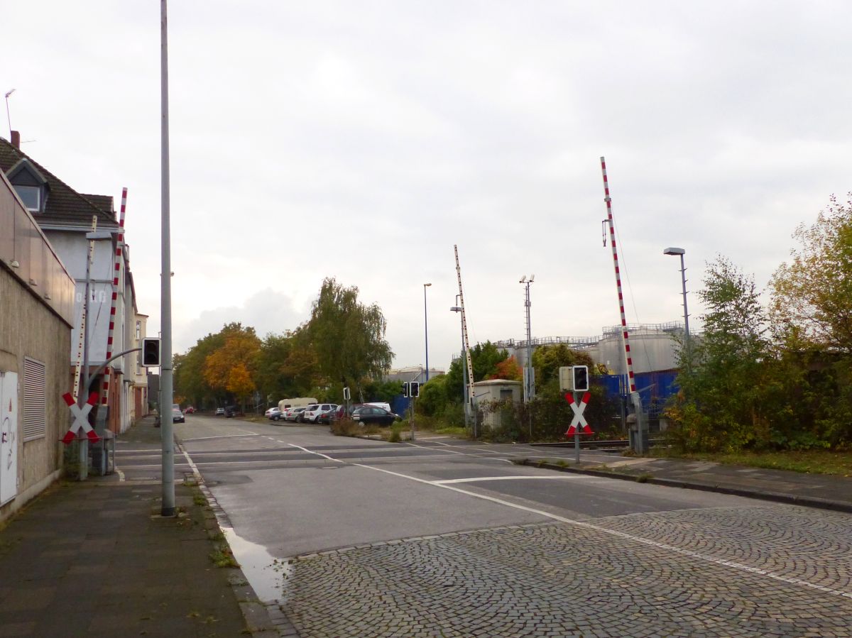 Bahnbergang Wanheimerstrasse, Duisburg 20-10-2016.

Overweg Wanheimerstrasse, Duisburg 20-10-2016.