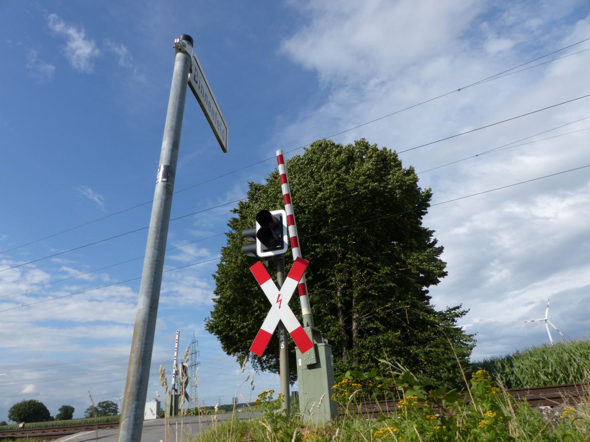 Bahnbergang Wasserstrasse/Binnenfeld, Hamminkeln 30-07-2021. 

Overweg Wasserstrasse/Binnenfeld, Hamminkeln 30-07-2021