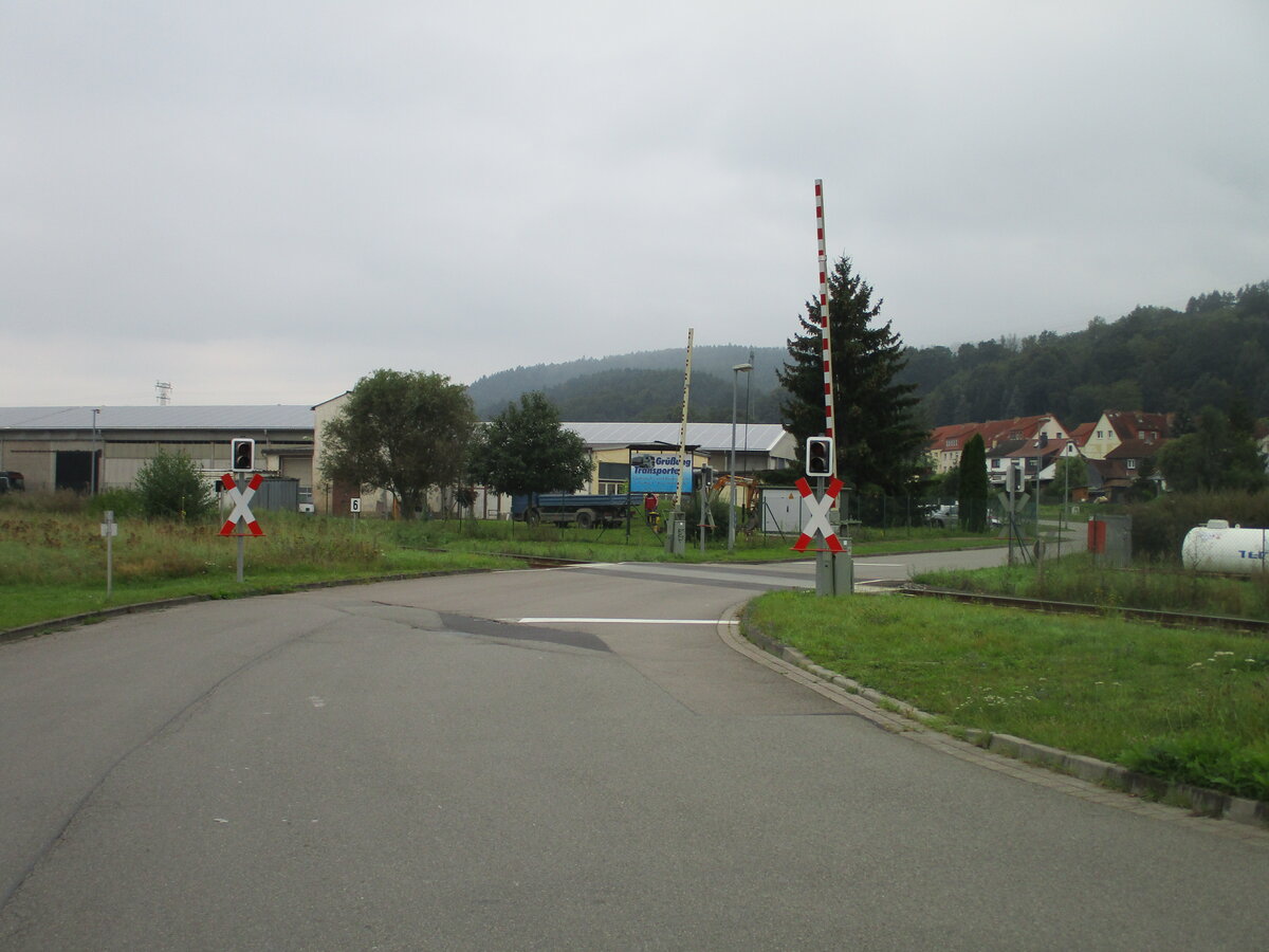 Bahnübergang in Wernshausen für die Bahnstrecke nach Schmalkalden am 01.September 2021.