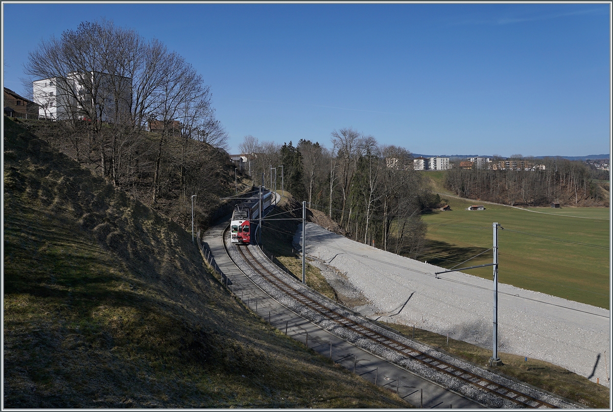 Bald sollen hier Normalspurzüge verkehren. Doch noch bis am 5. April fahren von Bulle nach Broc Fabrique die TPF Meterspurzüge, im Bild der TPF Be 4/4 124 mit dem Bt 224 und ABt 223 zwischen dem Bahnhof von Broc Village und Broc Fabrique.

2. März 2021