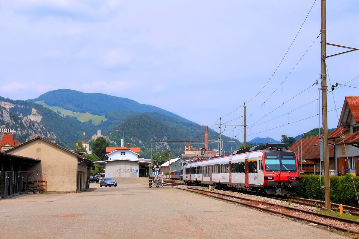 Balsthal, Blick auf die imposante Burg, die einst den Pass hinüber nach Waldenburg, Bael und Nordeuropa kontrollierte. Der moderne SBB-Pendelzug mit Triebwagen 560 202 erreicht die Endstation der Oensingen-Balsthal-Bahn. 22.Juni 2017  
