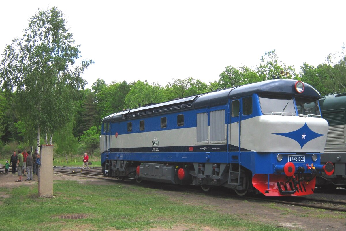 Bardotka Prototyp T478 1002 steht am 13 Mai 2012 ins Eisenbahnmuseum von LUzna u Rakovnika. Das blau-grauen Farbenschema ist von der Hand des Franssischen Entwurfer Paul Arzens, bekannt von manche schne Lokdesigns.Mann beobachte b5rigens die mehr abgerndete Kabinen bei der LOk verglichen bei die Serienausfhrung.