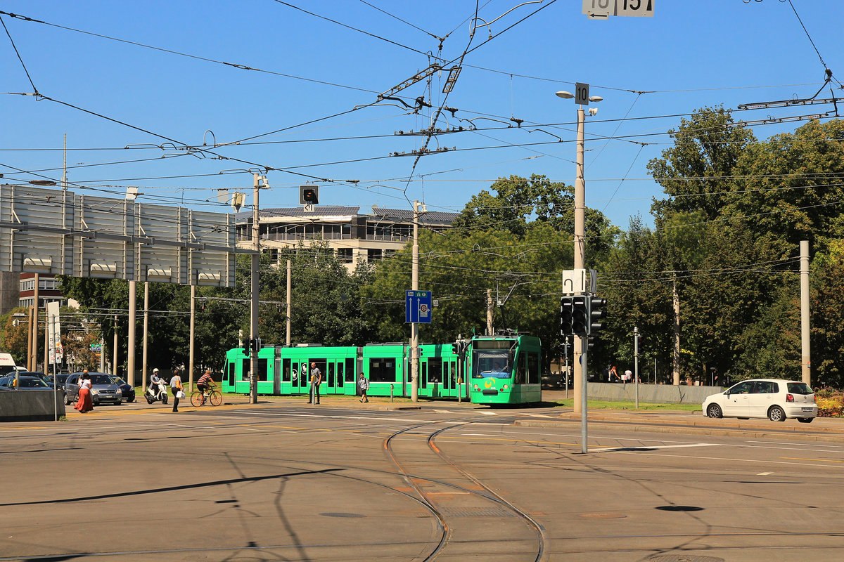 Basler Combino 310 im hellgrünen Anstrich schlängelt sich zum Bahnhof SBB. 20.August 2020 