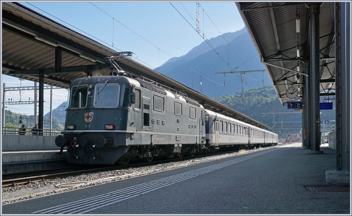 Baubedingte Sperrung der Simplonstrecke zwischen Iselle und Domodossola: Die SBB Re 4/4 II 11161 wartet mit ihrem IR 3217 in Brig auf die Abfahrt nach Iselle. Der Zug besteht aus folgenden Reisezugwagen: A 50 85 18 35 028-1, B 5085 20 35 265-1, B 50 85 20 316-2 und dem BDt 50 85 82 33 923-2.

19. August 2020