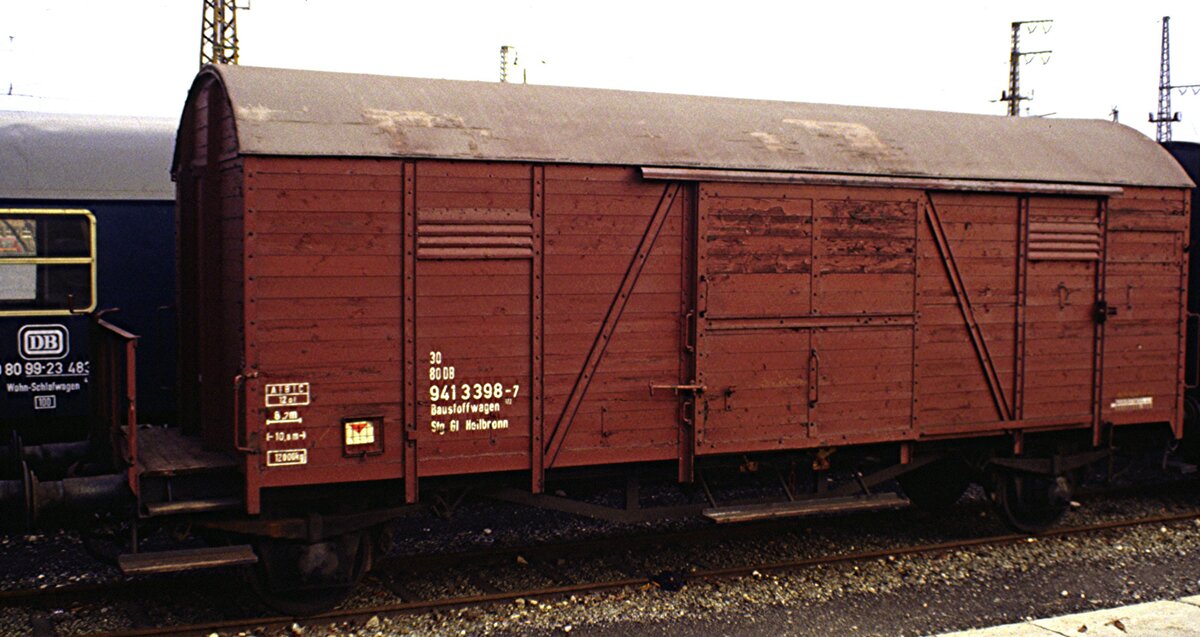 Baustoffwagen Gm mit Tonnendach Nr. 30 80 DB 941 3 398-1 der Stg Gl Heilbronn in Ulm am 30.09.1988.